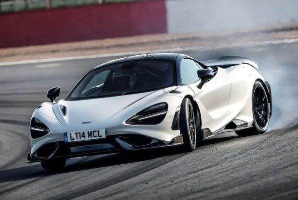 McLaren представи зрелищния модел 720S преди 7 години. За известно време това беше най-добрата кола на света. Това не значи най-вълнуващата или най-яростната на пътя! Просто най-добрата.

Еволюцията 750S е възхитителна в същия смисъл, но вече с 800 коня и plug-in hybrid. Появи се с як стил, нови спирачки, някое и друго подобрение. Но по-скоро е ъпдейт на старото, отколкото нещо различно. Моделът все още е невероятен при шофиране, макар да не блести с лидерски технически решения както в старите времена на марката.
